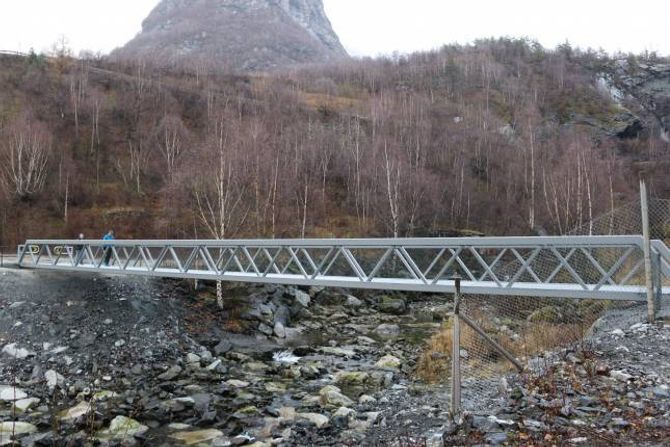30 METER: Brua er alt teken i bruk - den er 30 meter lang.