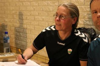 AKTIV KLUBB: Symjeleiar Ingeborg Hjelle trur årsaka til at dei har klart å skape eit aktivt symjemiljø, er at dei er fleksible for at ungane får delta òg i andre idrettar.