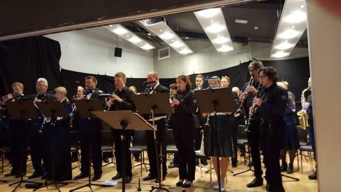 PRESISJON: Sogndal Musikklag i samspel med Sjøforsvarets musikkorps. «Utruleg presisjon, hårfin balanse, dynamikk og formidling», skriv Oddgeir Øren.