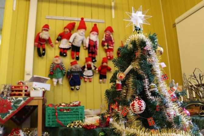 JULEMESSE: Gamleskulen si julemesse opnar samstundes med tenninga av grana - og det byrjar å bli ganske fullt allereie.