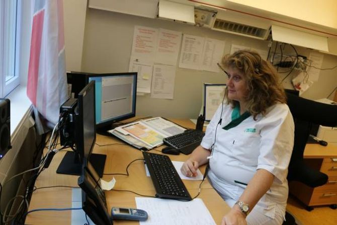 KONTROLLROMMET: Dette er hjartet i det nye systemet der Marianne Øren og anna personell med nokre tastetrykk kan kopla saman radioar som går på naudnettet med vanlege telefonar i ein og same samtale.