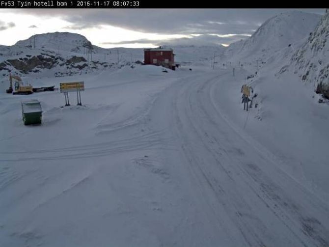 KVITT: Som biletet syner, er det kome ein del snø i fjellet.