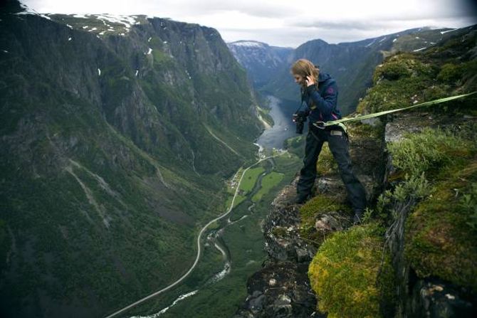 GUDVANGEN: Synne har fleire gongar filma for dagens video under Ekstremsportveko på Voss. Her på basehopping tidlegare i år.