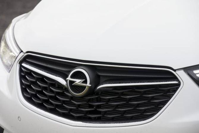 GRILL: Opel Mokka X har fått ei lita utvendig oppgradering, med blant anna ein ny grill.