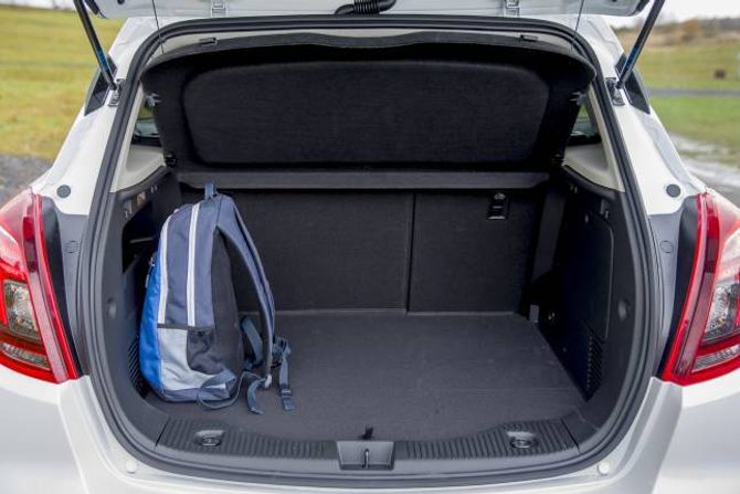 GREI PLASS: Bagasjerommet skal ta 356 liter, men det er verdt å merke seg at det har reservehjul.