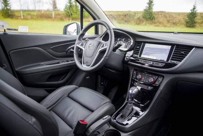 INTERIØR: Opel byr på eit ryddig interiør og eit svært høgt utstyrsnivå. Seta i bilar med premium-pakke er svært gode.