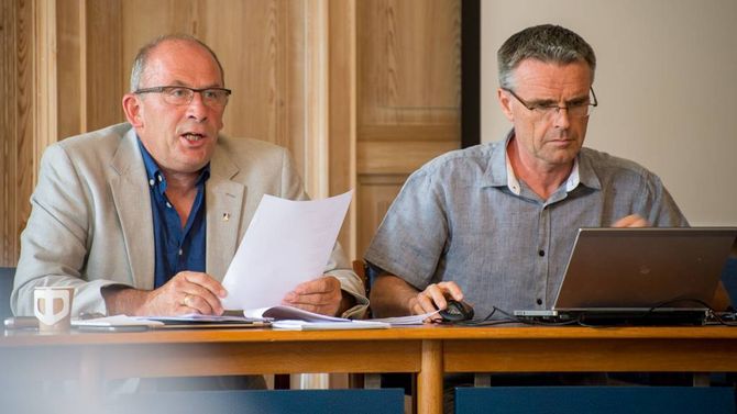 2.PLASS: Ordførar Jarle Aarvoll (t.v.) og rådmann Jostein Aanestad i Sogndal seier seg nøgde med resultatet i den nye effektivitetsanalysen. Arkivfoto
