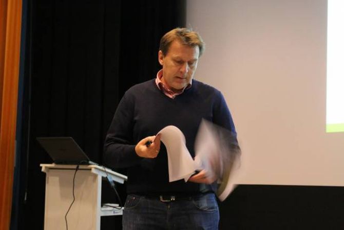 PLANAR OG PROSJEKT: Jan Petter Vadheim fortalde om moglegheitsstudiet som var gjort for Håbakken, og om dei konkrete prosjekta som ligg på bordet.