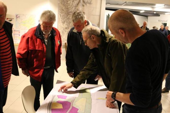 POSTAR: I pausen kunne dei frammøtte stilla spørsmål, diskutera og koma med innspel til reguleringsplanen.