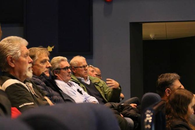 ULIKE SYNSPUNKT: Ingebrigt Wangensteen Gjerde (t.v.) og Rolf Bjørum (nr. 4 f.v.).