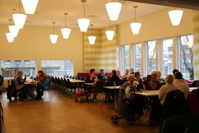 KAFFI OG KAKER: Mange kjøpte seg kaffi og kake på kafeen på julemessa.