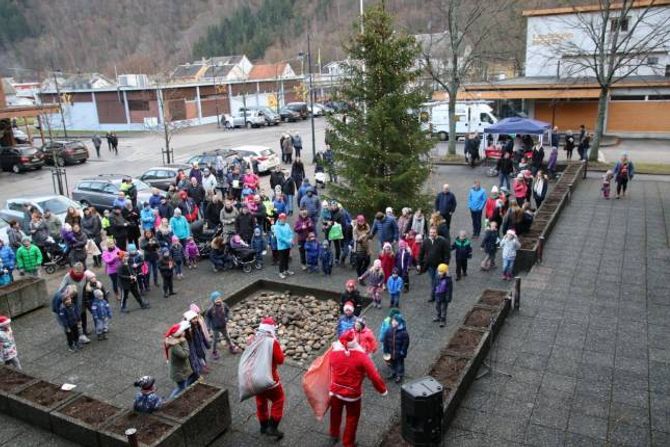 NISSEBESØK: Borna fekk nissebesøk under julemarknaden.