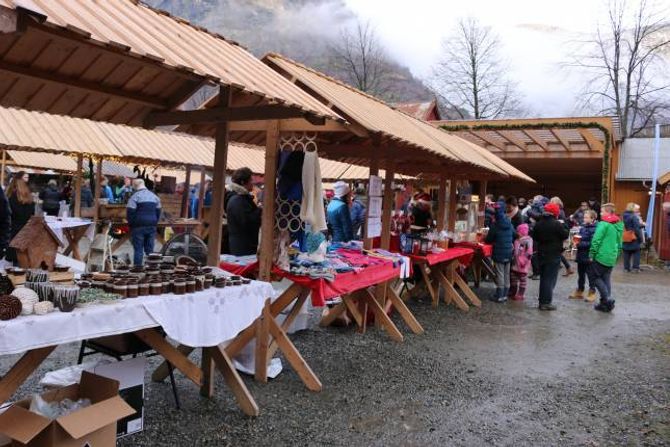 VARIERT: Det var eit variert utval i bodene på julemarknaden.