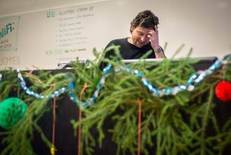 TIDLEG JULEPRESANG: Gunnar Husabø i Fresvik Festvial kunne i går skjenke festivalfolket ein skikkeleg førjulspresang i form av ingen andre enn Odd Nordstoga. Her frå eit reiselivsseminar på Høgskulen tidlegare i år.