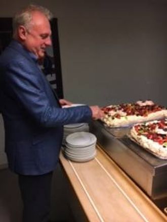 KAKE: Fredag var det feiring med kake ved Lærdal bu- og omsorgsheim - ordførar Jan Geir Solheim var til stades.
