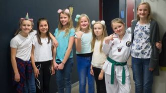MODIG GJENG: Denne gjengen har ein liten pause før dei snart skal på scena igjen. Frå venstre: Isabel, Martine, Anna Sunneva, Thale Marie, Ingeborg, Emma og Kristin.