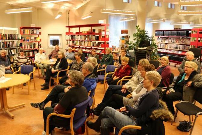 TILHØYRARAR: Drygt 20 personar hadde møtt fram på Sogndal bibliotek for å høyra Randmo fortelja om jule i «gamle dagar».