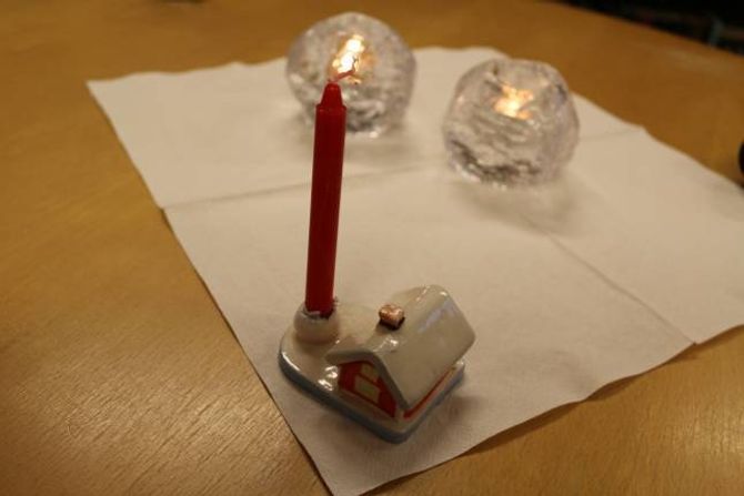 JULGÅVE: Dette huset fekk Tordi Randmo til jul i sine yngre dagar. Huset kosta 85 øre, og har fulgt henne sidan. Ho tenner aldri lyset før julafta.