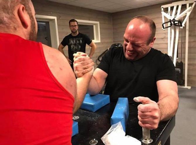 TRENING: Slik ser det ut når handbakkarane trenar, her Roy Steve Øyre i duell med Bård Grindheim. Privat foto