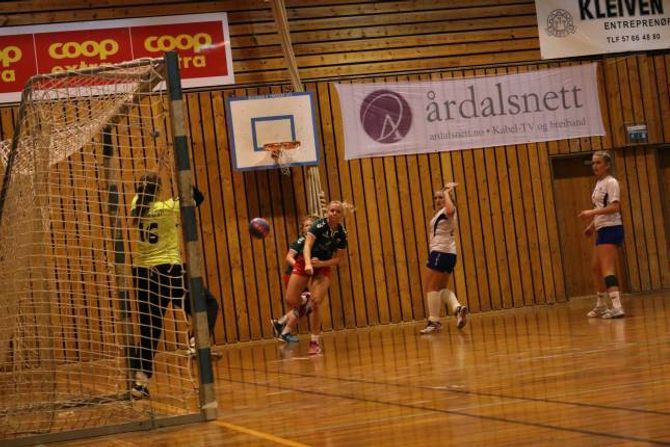 STERK PERIODE: Første del av andre omgang putta årdalsdamene jamt og trutt og seig frå Vik.