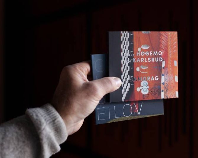 Tom Karlsrud er sjølv musikkar. Ein av årets utgjevingar er “Samdrag”, ei plata der han og Håkon Høgmo spelar tradisjonelle hardingfele-slåttar på nye og uventa måtar.