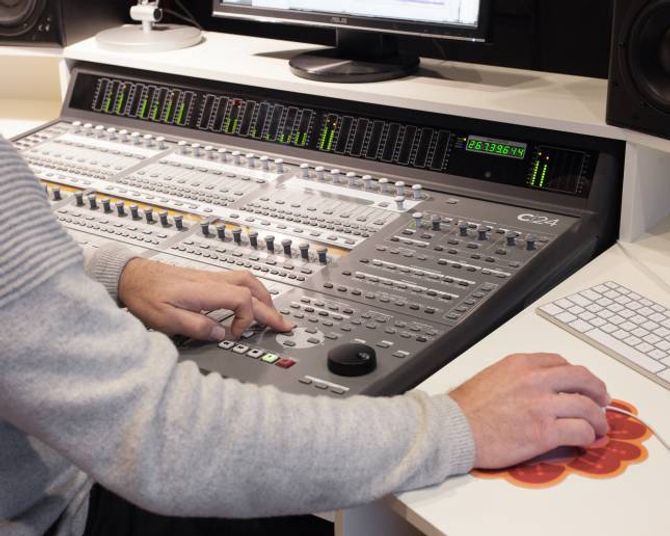 Studioet til Tom er godt utstyrt. Med dette panelet styrer han programvaren på datamaskina.