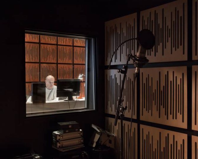 Veggane i studio er kledd i plater som er laga for å både absorbera og reflektera lyd, så lyden vert heilt optimal.