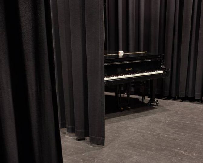Når det ikkje er filmvising i kinosalen i Kulturhuset er det god plass til å spela saman. Tom har leidningar som går frå salen og inn i studioet, så han kan starta miksinga med ein gong.