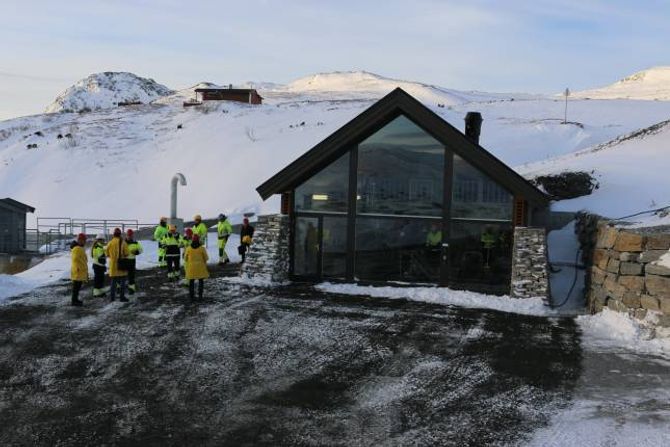 HYTTEUTSJÅNAD: Mannsberg Kraftverk ser ut som ei stor hytte og heile fasaden mot søraust er i glas, så dei som er innom har panoramautsyn over Sletterust.