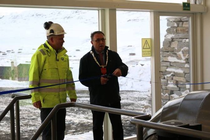 OPNA: Ordførar Arild Ingar Lægreid klipte snora, her saman med anleggsleiar Rune Bolstad.