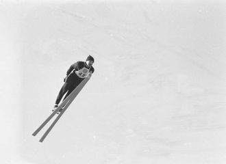 KUNST: Få hoppa vakrare enn Bjørn Wirkola. Men hoppsporten døydde ikkje med han. Fotograf: van Deurs/Billedbladet NÅ (Riksarkivet).