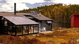 SJØLVBERGA SØRLENDING: I neste episode på søndag får vi møte Trond Henning Monan som bur for seg sjølv i skogane utanfor Kristiansand. Utan straum og vatn, men med vedfyrt spa og solceller på taket.