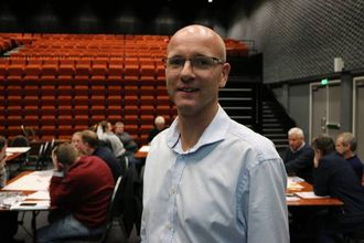 OMREISANDE RÅDGJEVAR: Atle Skrede, rådgjevar i fylkeskommunen, oppmodar kommunane om å søke tippemidlar til å utvikle uteområda på skulane.