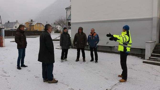 STORE MOGLEGHEITER: Også på synfaringane tidlegare på dagen, som her på Farnes skule, kom det inn mange innspel til moglege tiltak.