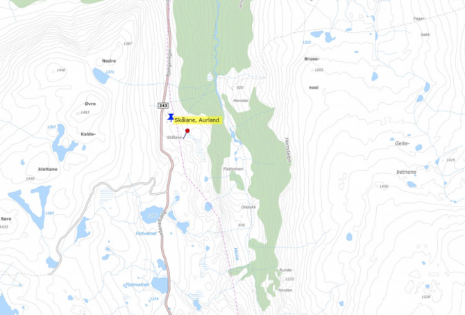 AURLAND ELLER LÆRDAL?: Målestasjonen er sett opp på ein haug om lag 200 meter sør-søraust om stølen Skålo, i området der den raude markøren er sett inn. Kommunegrensa er oppgitt som den lilla, stipla linja på Sognekart - som både ECO Energi AS og kommunen nyttar. Stemmer denne grensa ligg målestasjonen i Lærdal og på Hodndalen sameige sin grunn. Men i følgje Skålo sameige er denne grensa trekt for langt vest, noko dei meiner å dokumentera i sju punkt. Stemmer dette ligg målestasjonen i Aurland og på Skålo sameige sin grunn. Skjermdump frå sognekart.no