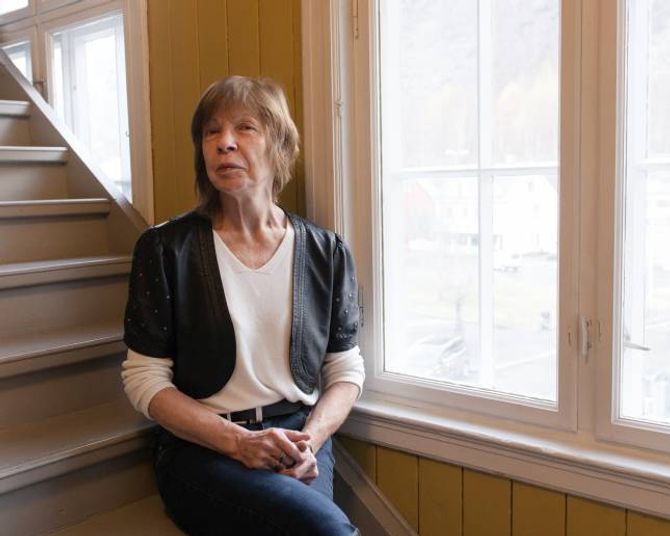 Svanhild Jellestad jobbar frivillig på Gamleskulen nokre dagar i veka. Ho tykkjer folk er flinke til å bruka butikken.