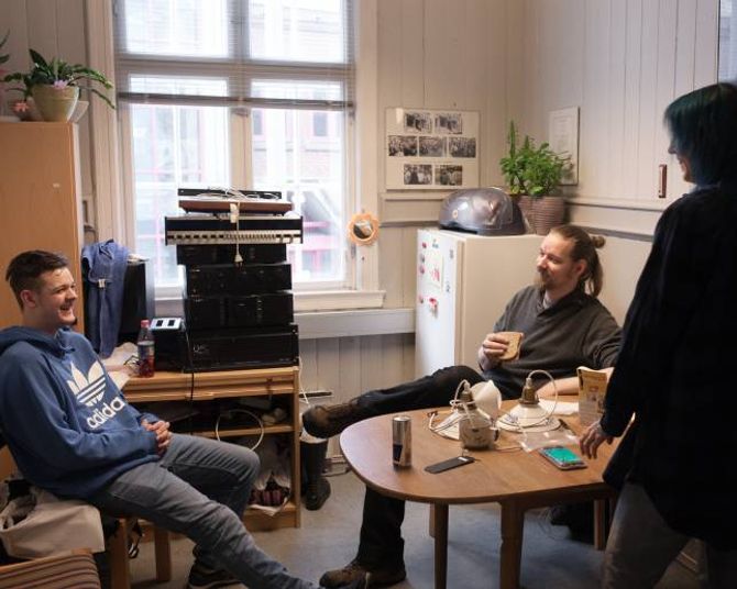 Det sosiale er viktig på Gamleskulen. Frå venstre: Preben Raudi, Erik Vikersveen og Tina Haugen.