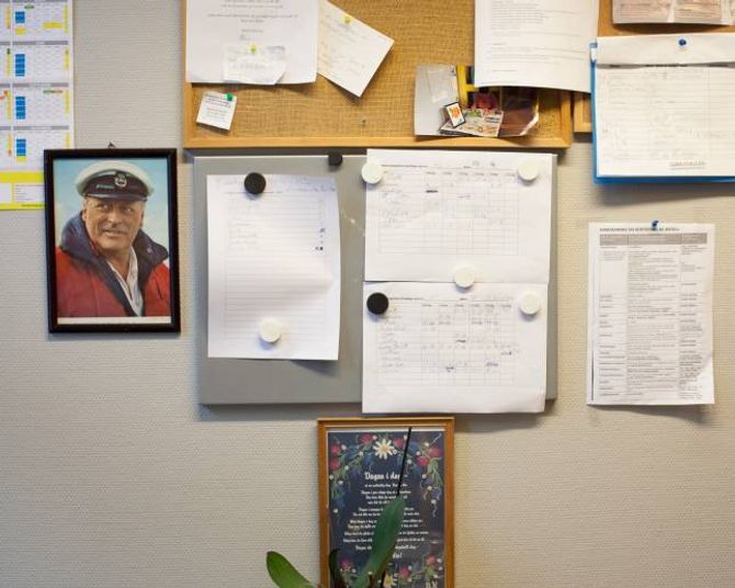 Kong Olav held eit vakent auga med sorteringa på bakrommet. Dei frivillige styrer sjølv arbeidslistene sine.