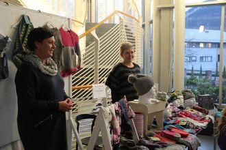 STRIKKEPRODUKT: Dei to damene sel strikkeprodukt og hekleprodukt som dei har laga sjølve.