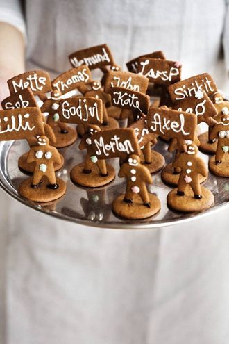 NAMNESKILT: Skal du ha bursdag eller juleselskap? Namneskilt av peparkake gjev ein artig vri til gjestene.