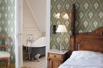 HISTORISK INTERIØR: At hotellet er fleire hundre år gamalt ser du att i stilen på møbel og interiør, òg på romma.
