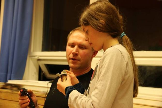 LITT HJELP: Mathilde Tønjum får ei hjelpande hand av Olav Ødegård med liminga når kongla skal bli til rotte.