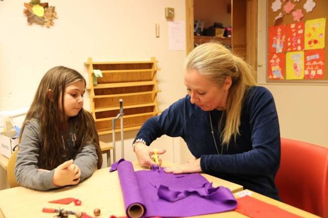FIN STEMNING: Cecilie Lyche Christiansen tykkjer juleverkstaden på Ljøsne skule er noko av det kjekkaste i heile førjulstida. Sara Kleberg (8) har vore produktiv denne dagen.