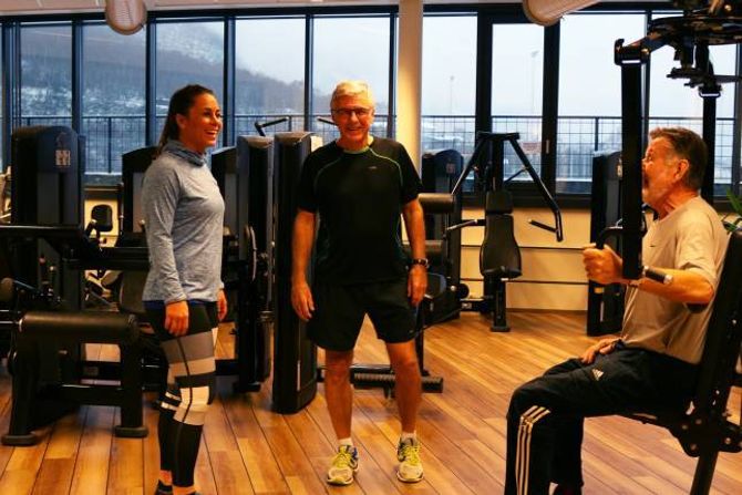 RÅD: Med utdanning som personleg trenar kan Szabo gi gode råd til dei som trenar på senteret. Her i møte med to herrar som tok seg ei tidleg økt.