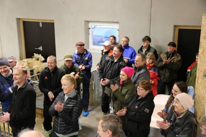 FULL FJØS: Bønder frå alle dei tre kommunane, politikarar og representantar frå landbruks- og næringsorganisasjonar var med på opninga av fjøsen.