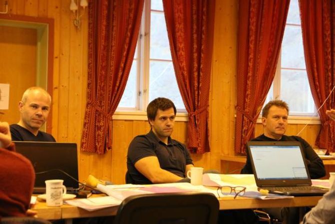 PLANAR: Johannes Myrmel (t.v.) har vore byggjesakshandsamar i Lærdal kommune i tida då Håbakkenprosjektet har skride fram. Ny byggjesakshandsamar er Jan Olav Åsarmoen Møller (i midten). Prosjektleiar i Lærdal Næringsutvikling, Jan Petter Vadheim til høgre.
