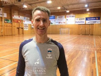 NØGD TRENAR: Jotuntrenar Oli Sveinsson seier dei skal lære av måten Syril slepp inn att i kampen, men er nøgd med at laget tok sin sjuande strake siger.