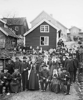 BRA OPPMØTE: Bryllaupet til Lars Eide and Gjertrud Leite i Sogndal trakk mykje folk.