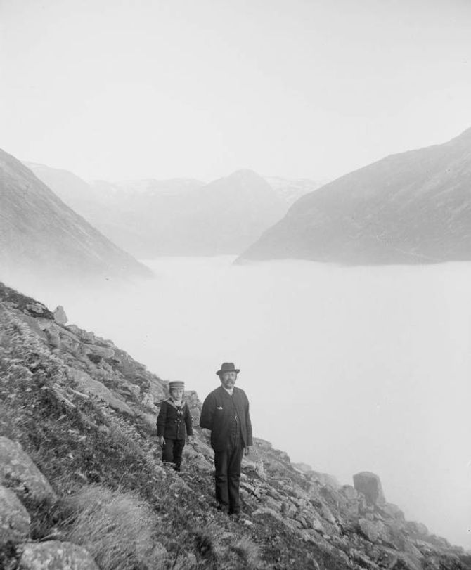 FAR OG SON: Tøger L. Kronen (1843-1909) og sonen Tøger Kronen (1891-1969) i Jostedalen.