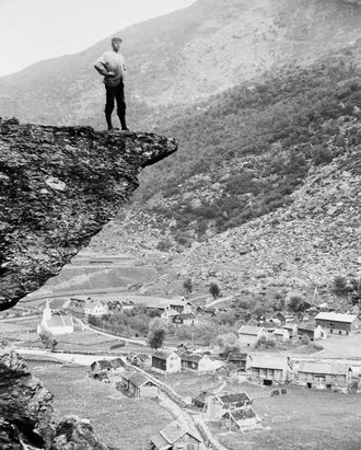 KJENT POSITUR: Også i gamle dagar sette dei pris på luftige vinklar. Flåm i bakgrunnen.